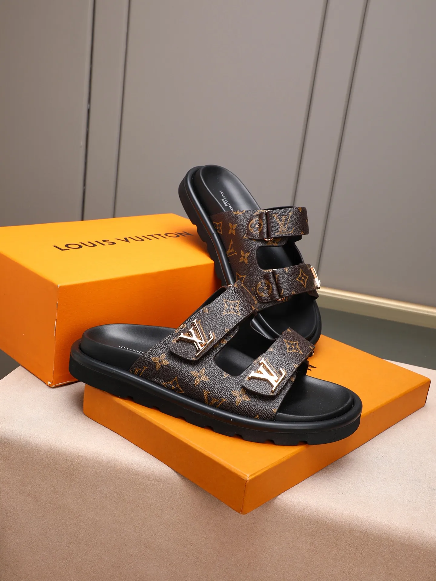 PP360 [LOUIS VUITTON] Louis Vuitton, LV printing, men's and women's slippers are on the market. The drawer box packaging comes with a cloth bag and a card. The upper pattern looks very soft and waxy, and it is a super versatile leg slimming tool. Fabric: imported denim/canvas/old fabric, LV hardware LOGO, official website pattern printing, comfortable to wear, feet: high-elastic PU water table. Sole: foam sole, heel height: about 5cm. Code number: 35-46, 35, 45, 46 are custom-made and non-returnable. Color: multiple colors and styles available.